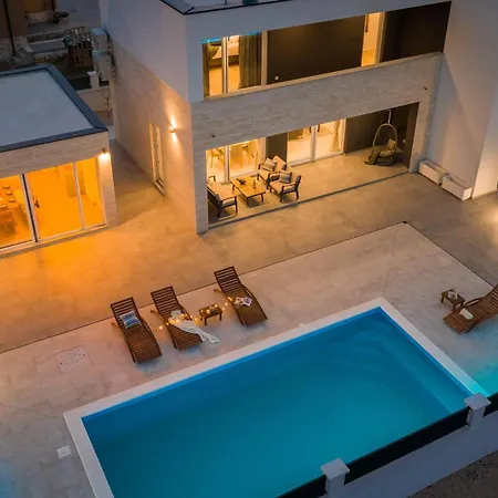 With Pool Near Sandy - By Traveler Tourist Agency Krk - Id 2224 Vila Privlaka (Zadar)